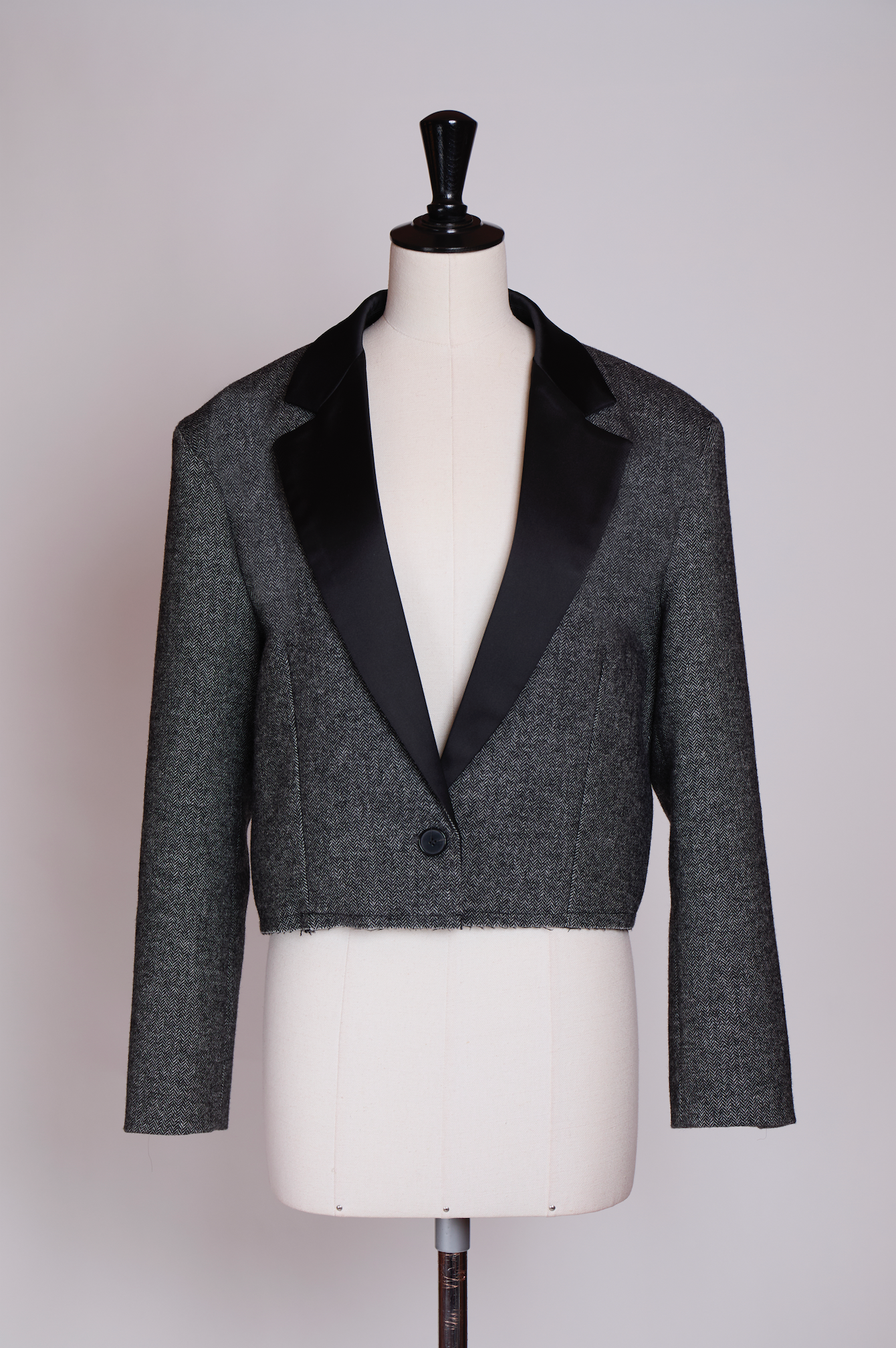 BLAZER CORTA GRIS CON DETALLE SATINADO NEGRO VV