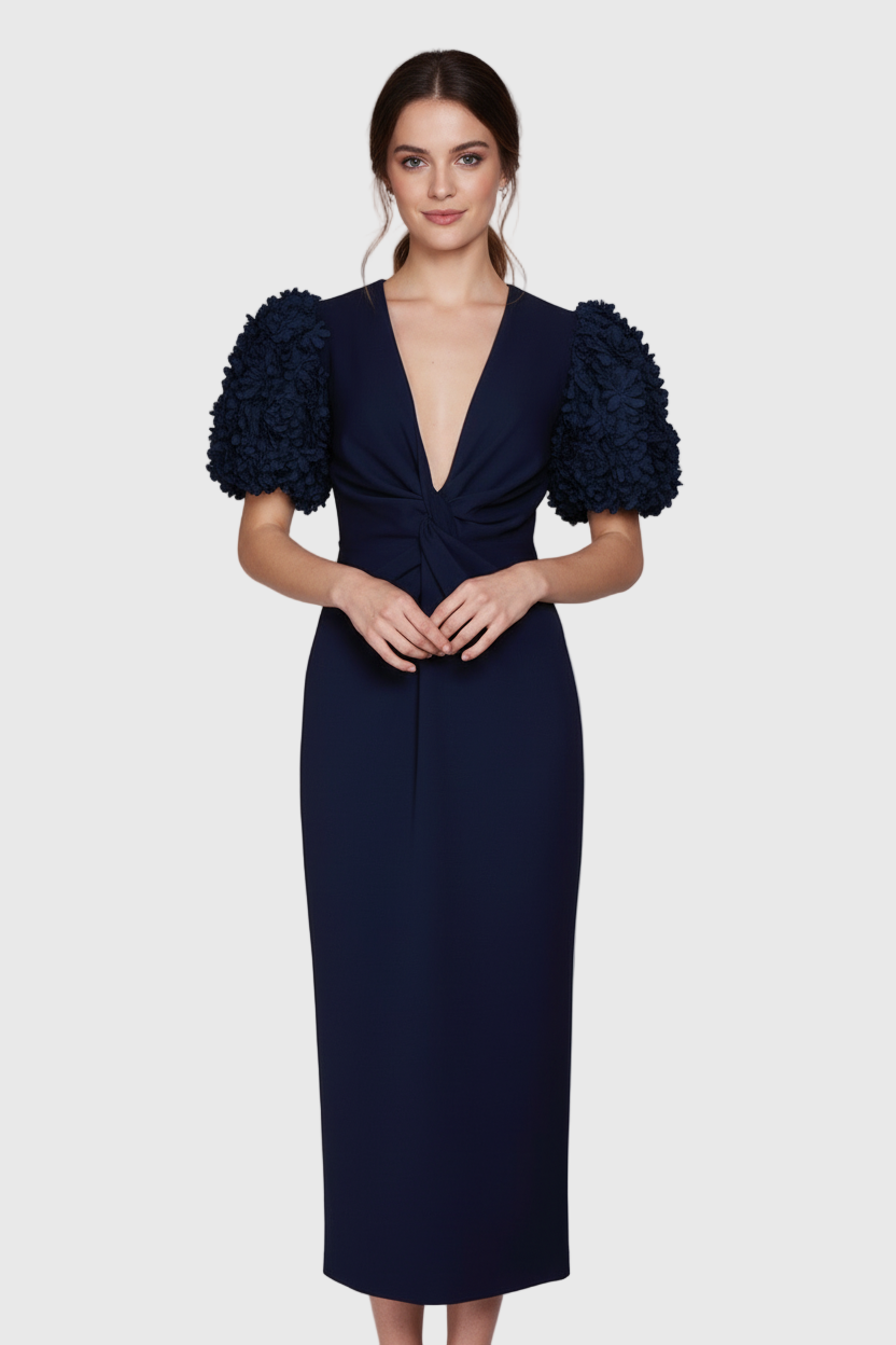 VESTIDO AZUL MARINO CON PETALOS EN MANGAS