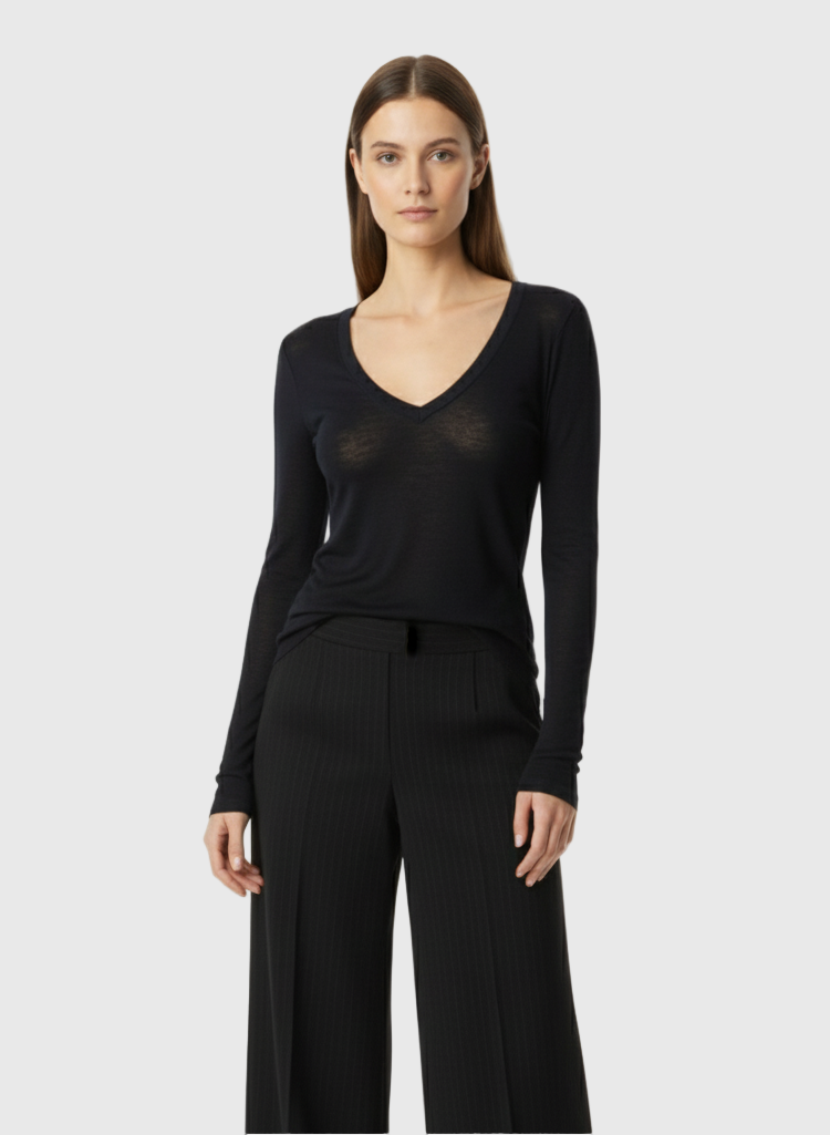 CAMISETA NEGRA MANGA LARGA EN PICO VV