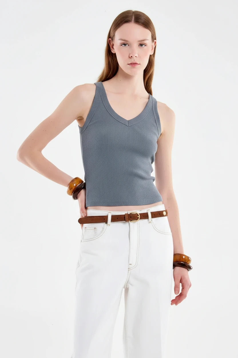 CAMISETA BASICA CUELLO PICO GRIS
