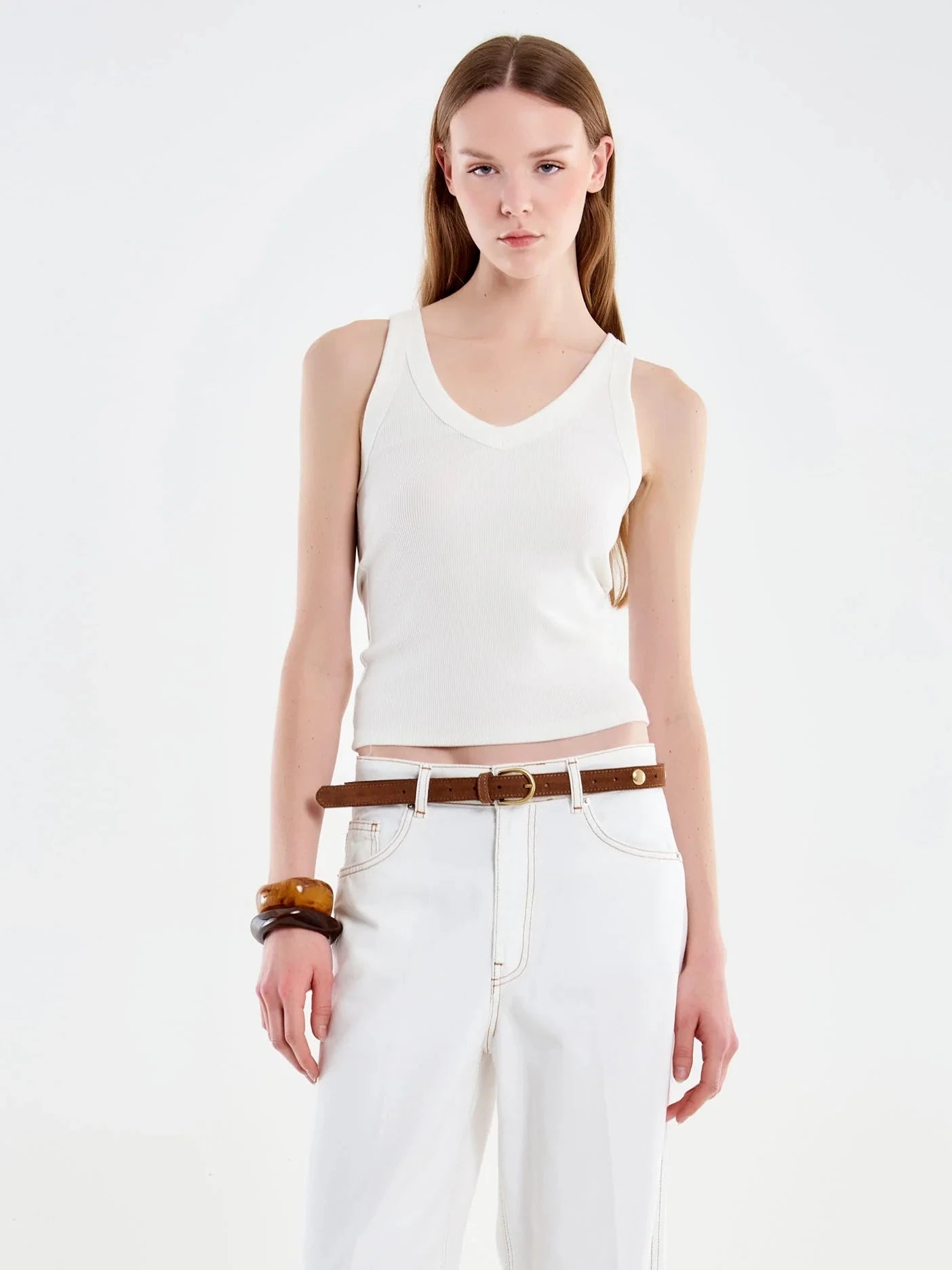 CAMISETA BASICA CUELLO PICO BLANCA