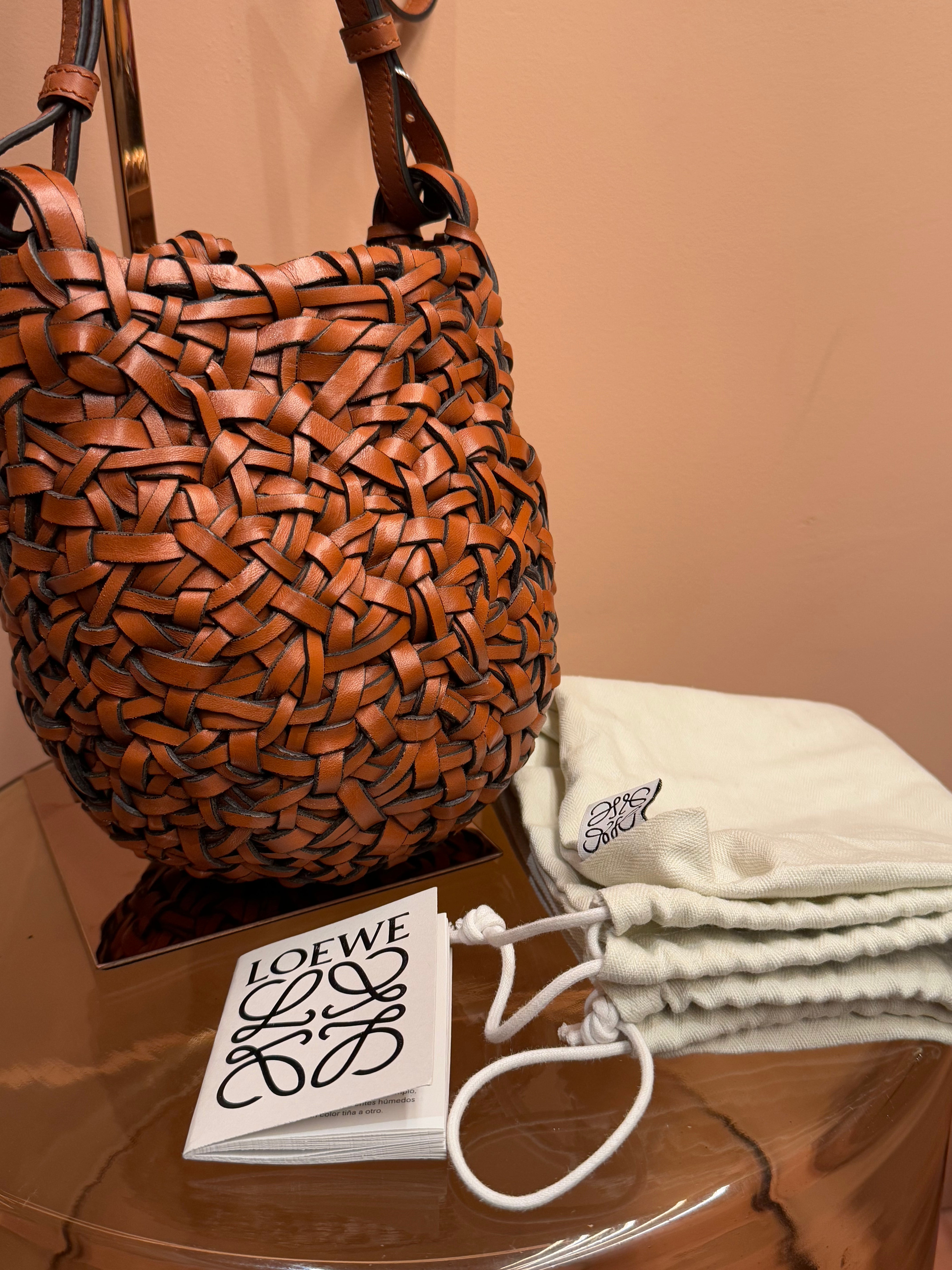 CAPAZO NEST PEQUEÑO PIEL TERNERA LOEWE