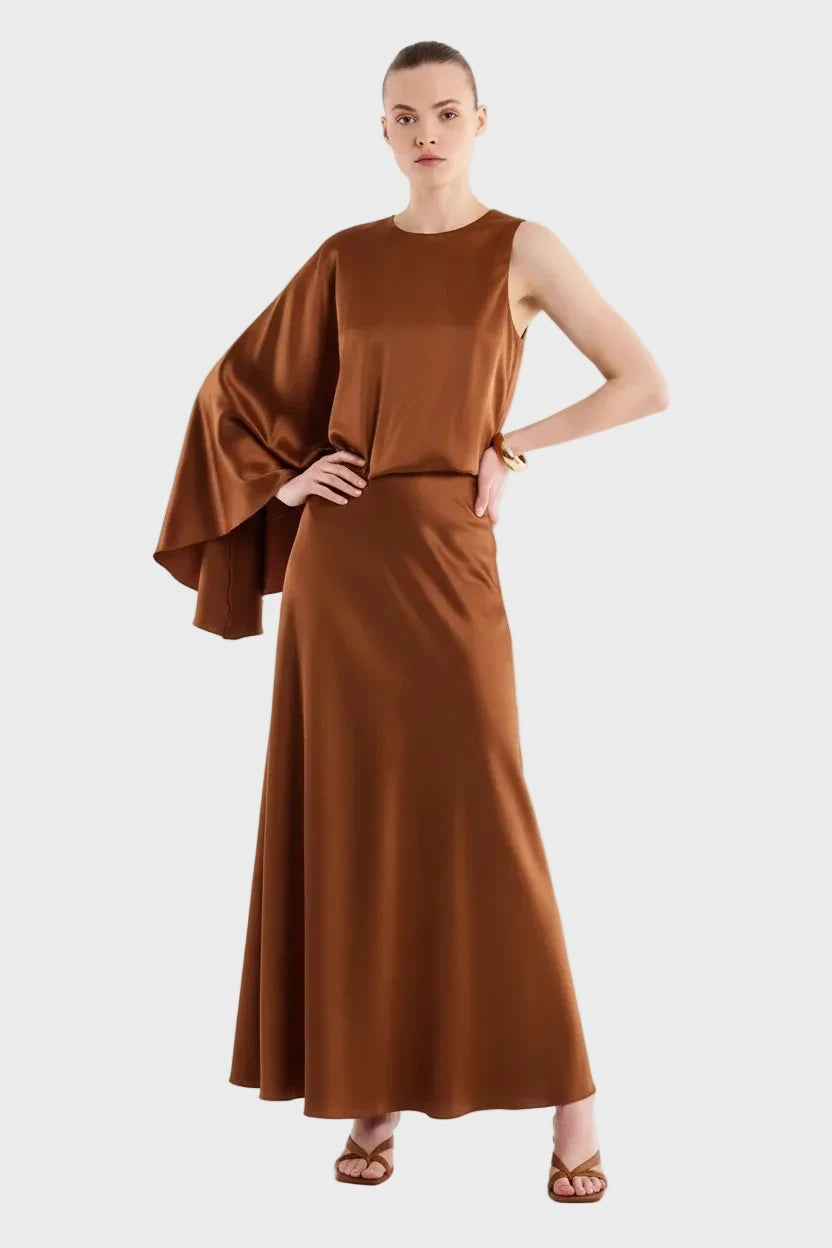 VESTIDO CON CAPA COÑAC