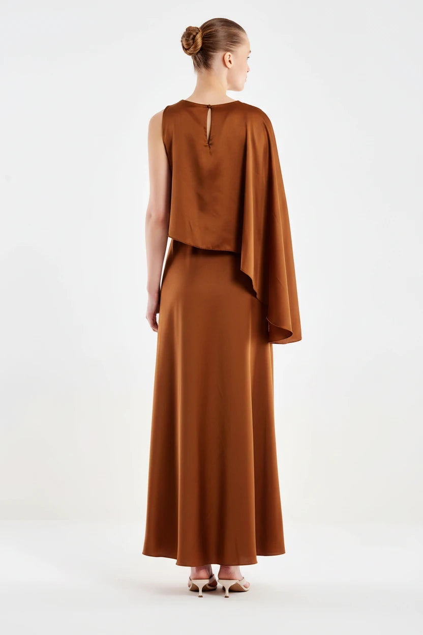 VESTIDO CON CAPA COÑAC