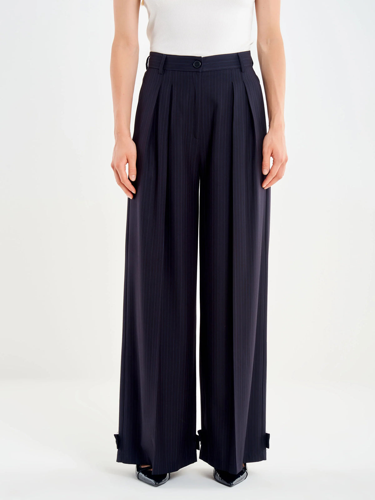 PANTALON RAYA DIPLOMATICA PINZAS CORTE OVERSIZE AZUL