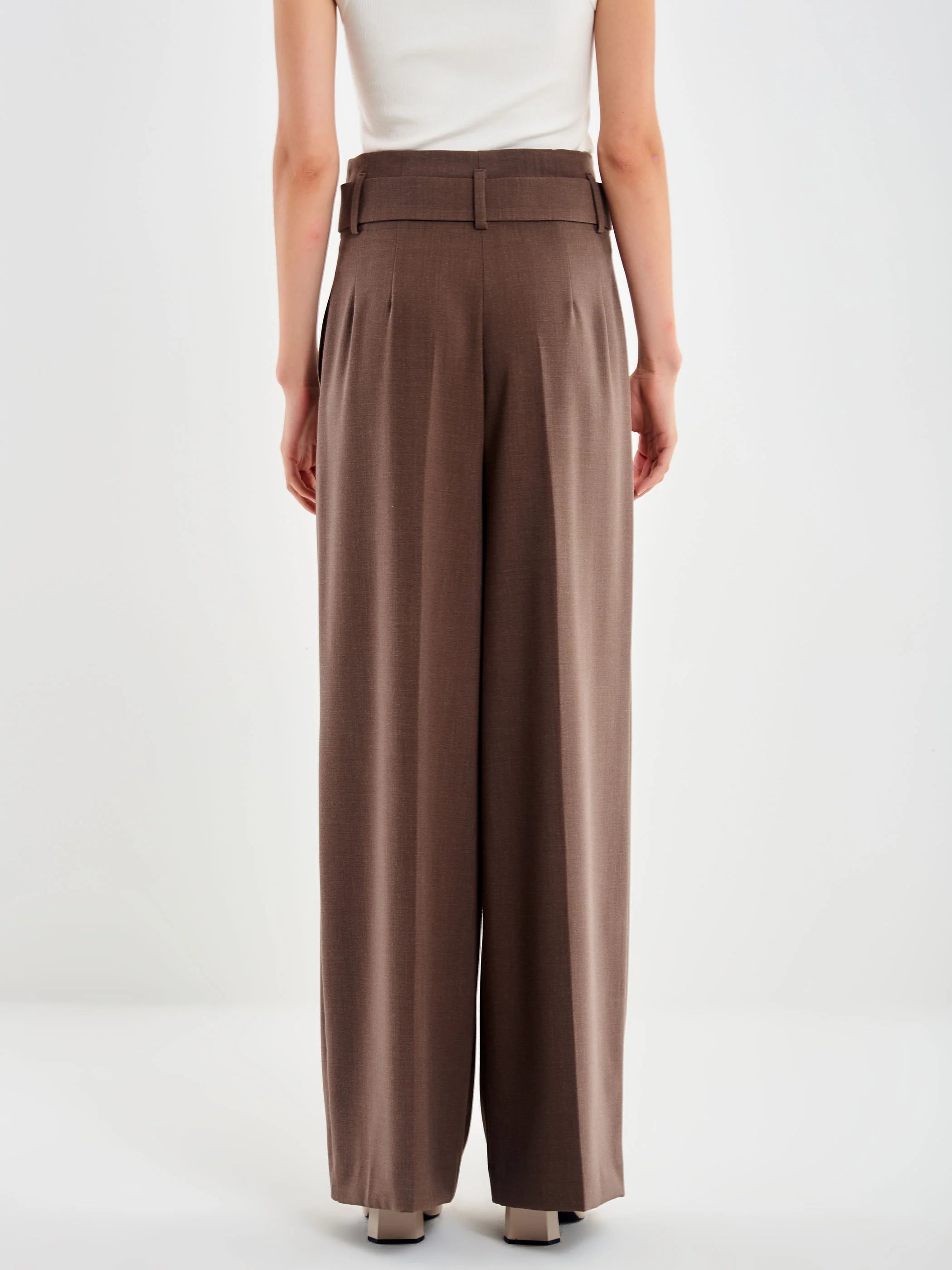 PANTALON MARRON ALTO CON PLIEGUE DETALLE CINTURON VV