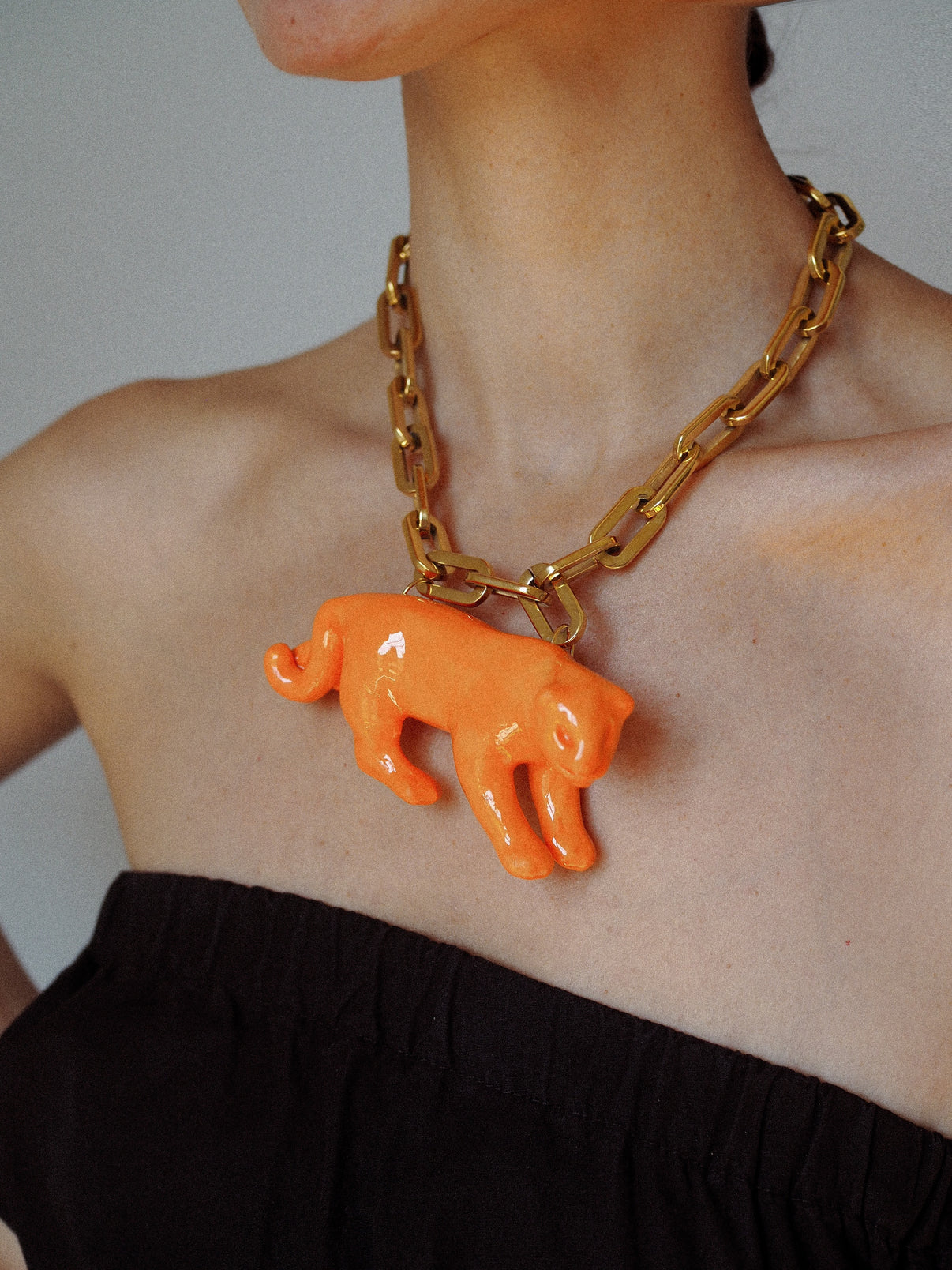 COLLAR CLEO NARANJA CADENA DORADA