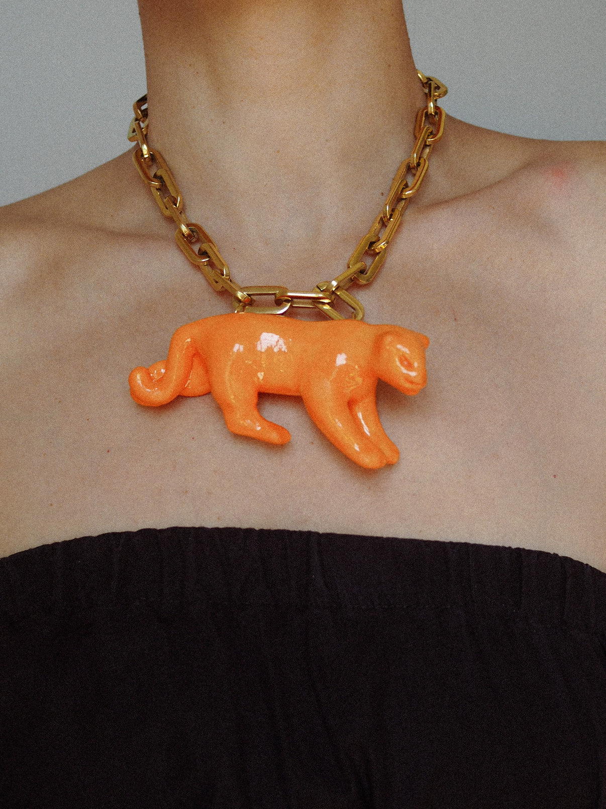 COLLAR CLEO NARANJA CADENA DORADA