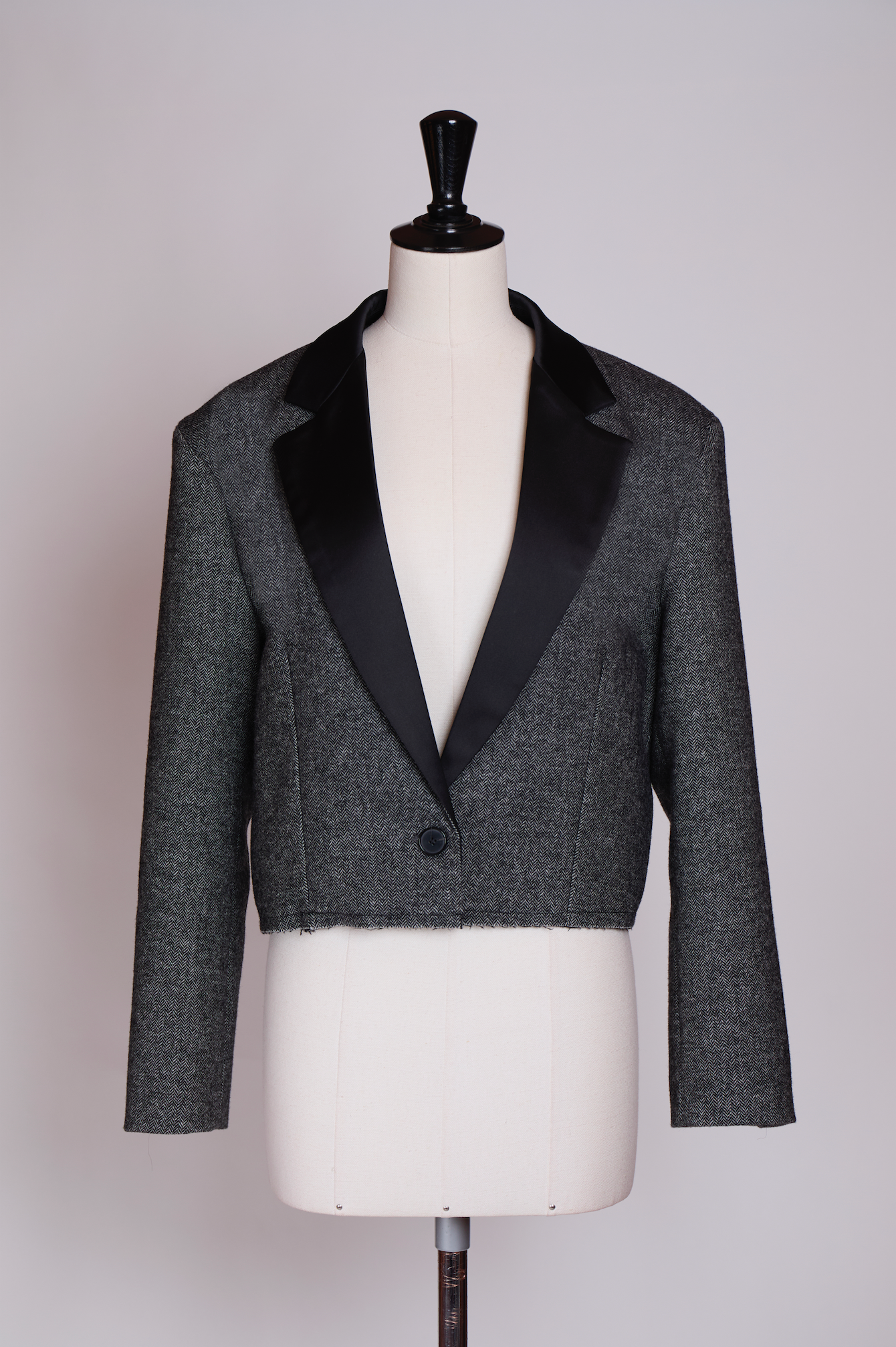 BLAZER CORTA GRIS CON DETALLE SATINADO NEGRO