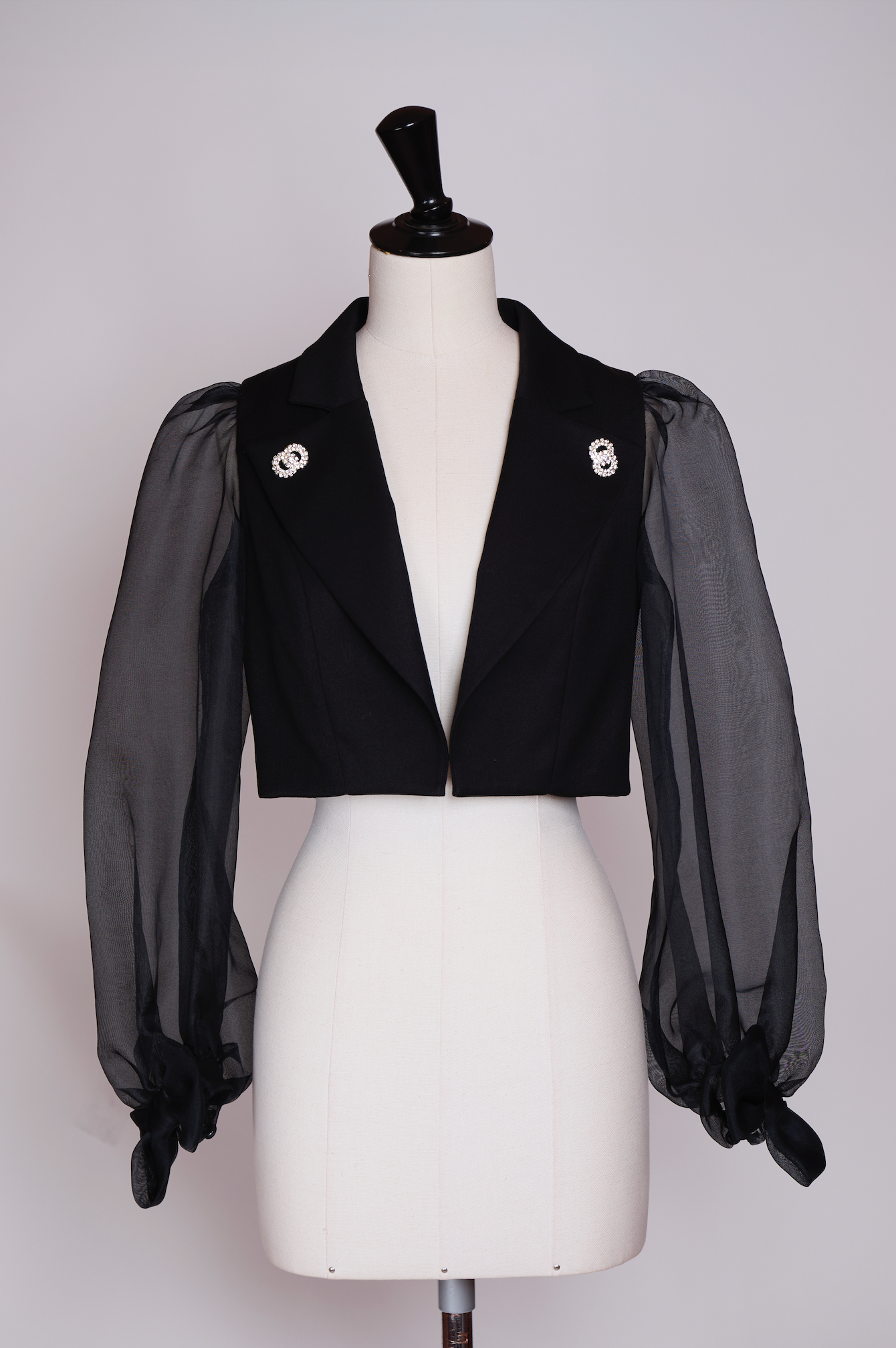 CHAQUETA NEGRA CORTA MANGAS ORGANZA