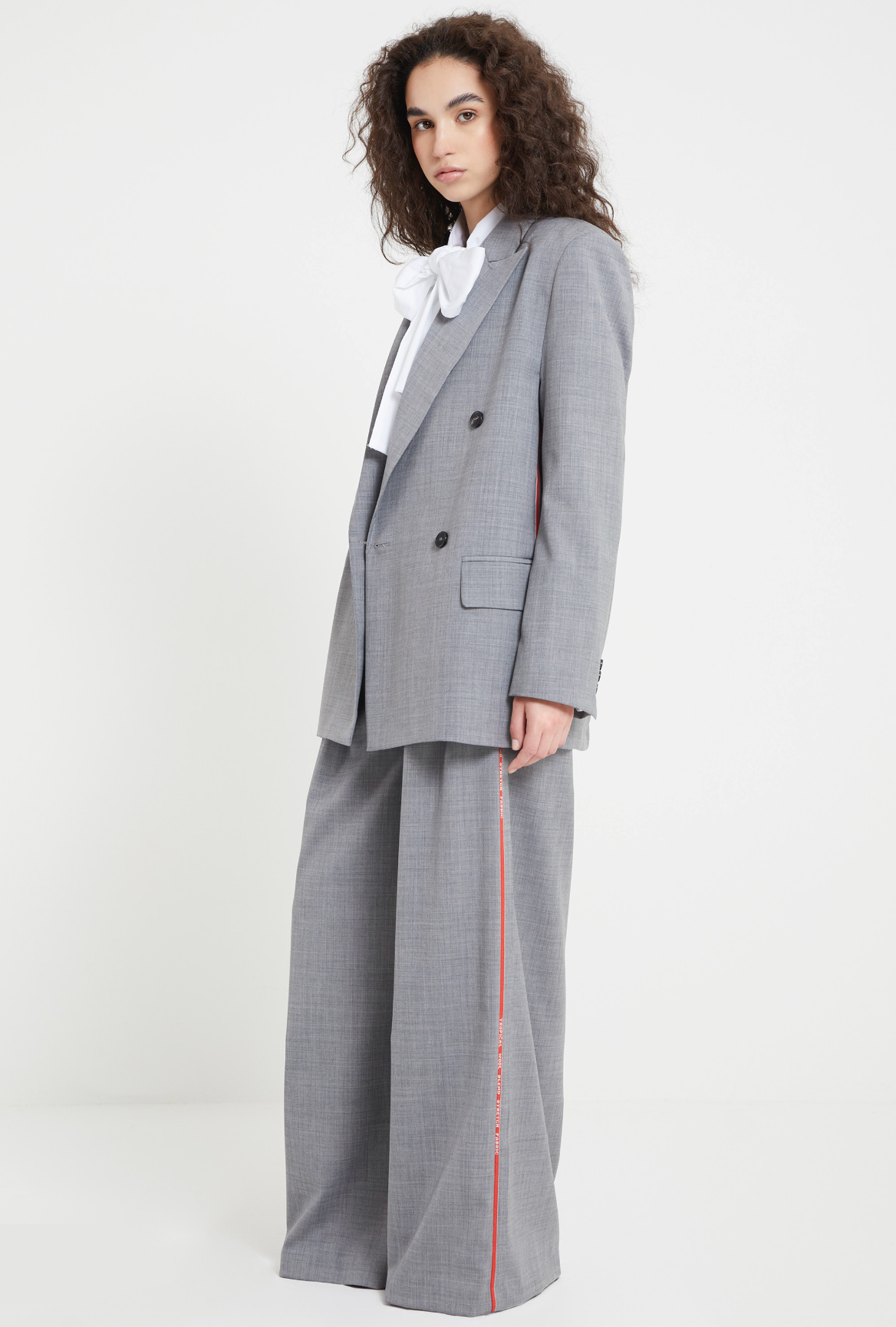 PANTALON GRIS RAYA ROJA VV