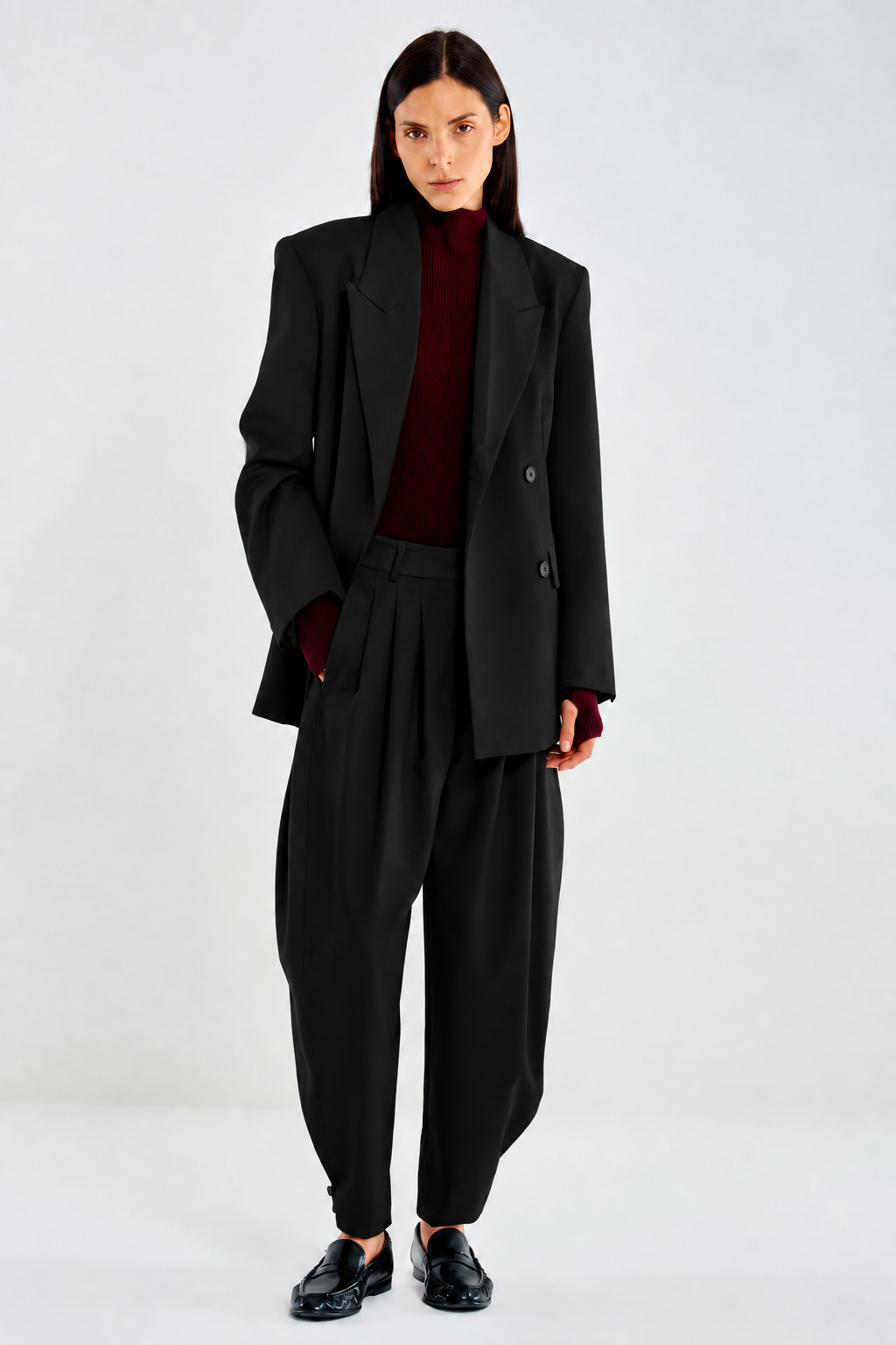 PANTALON PINZAS DETALLE TOBILLO NEGRO