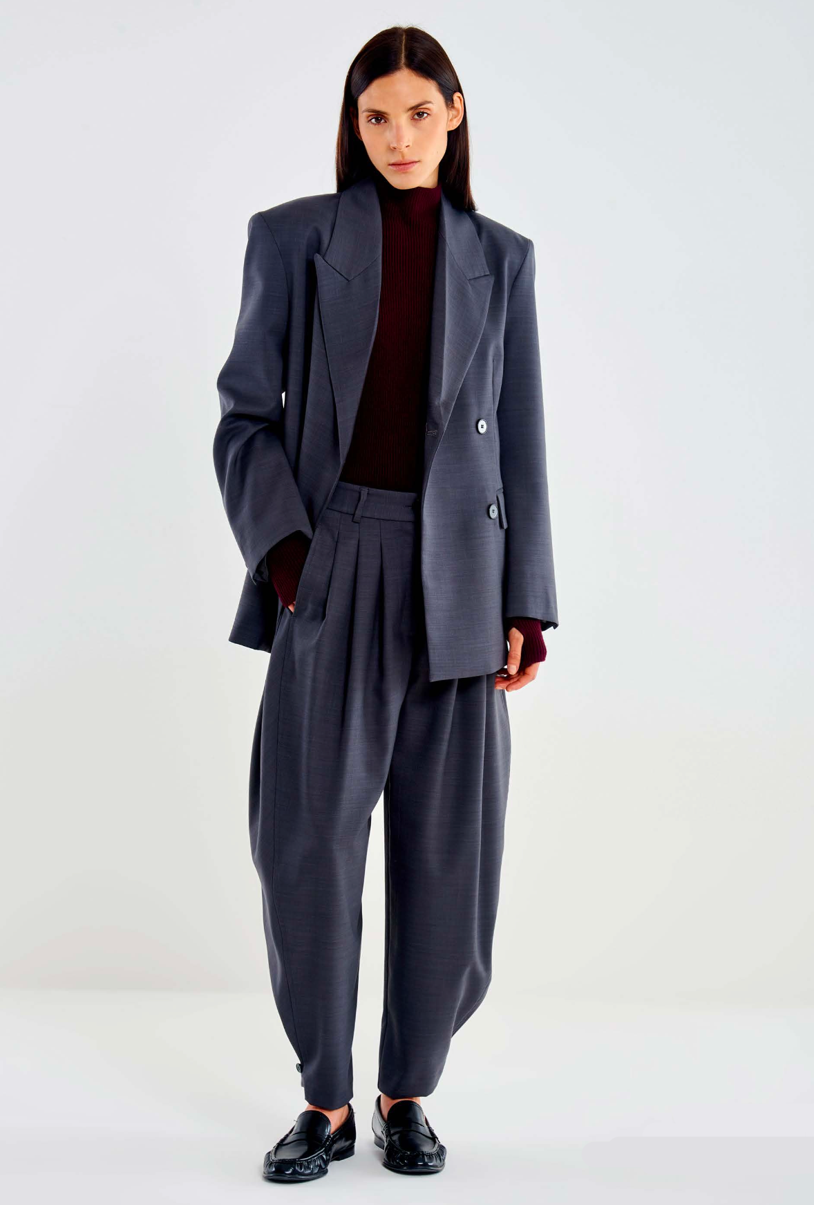 PANTALON PINZAS DETALLE TOBILLO NEGRO