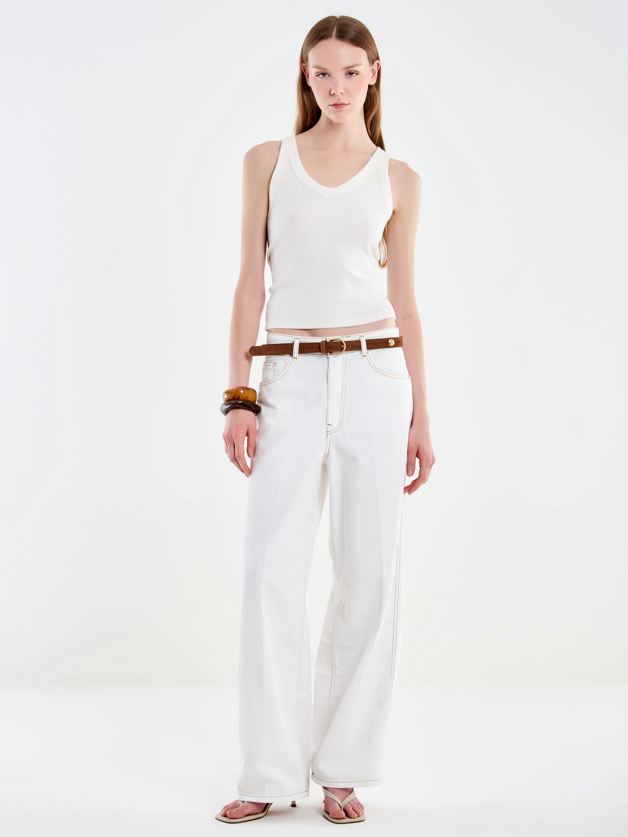 PANTALON DENIM BLANCO COSTURAS MARRONES