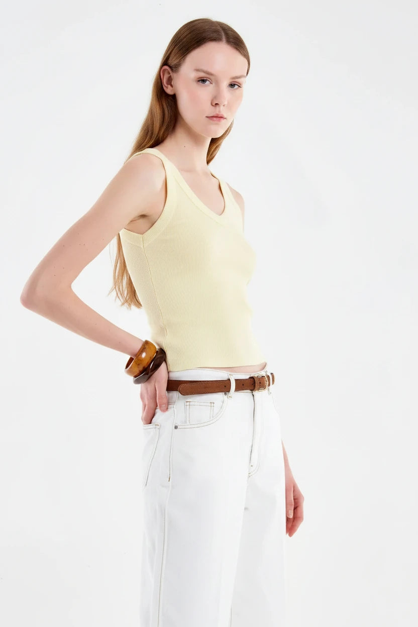 CAMISETA BASICA CUELLO PICO AMARILLA