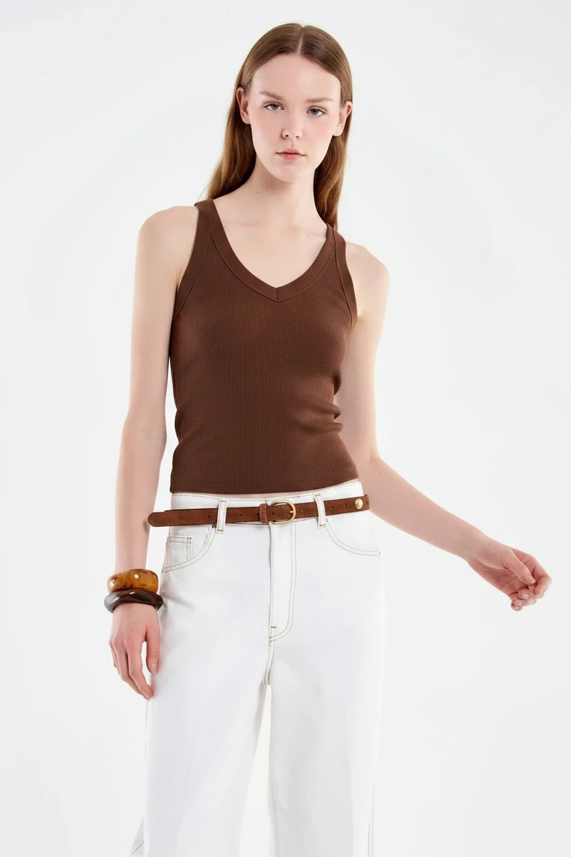 CAMISETA BASICA CUELLO PICO MARRON