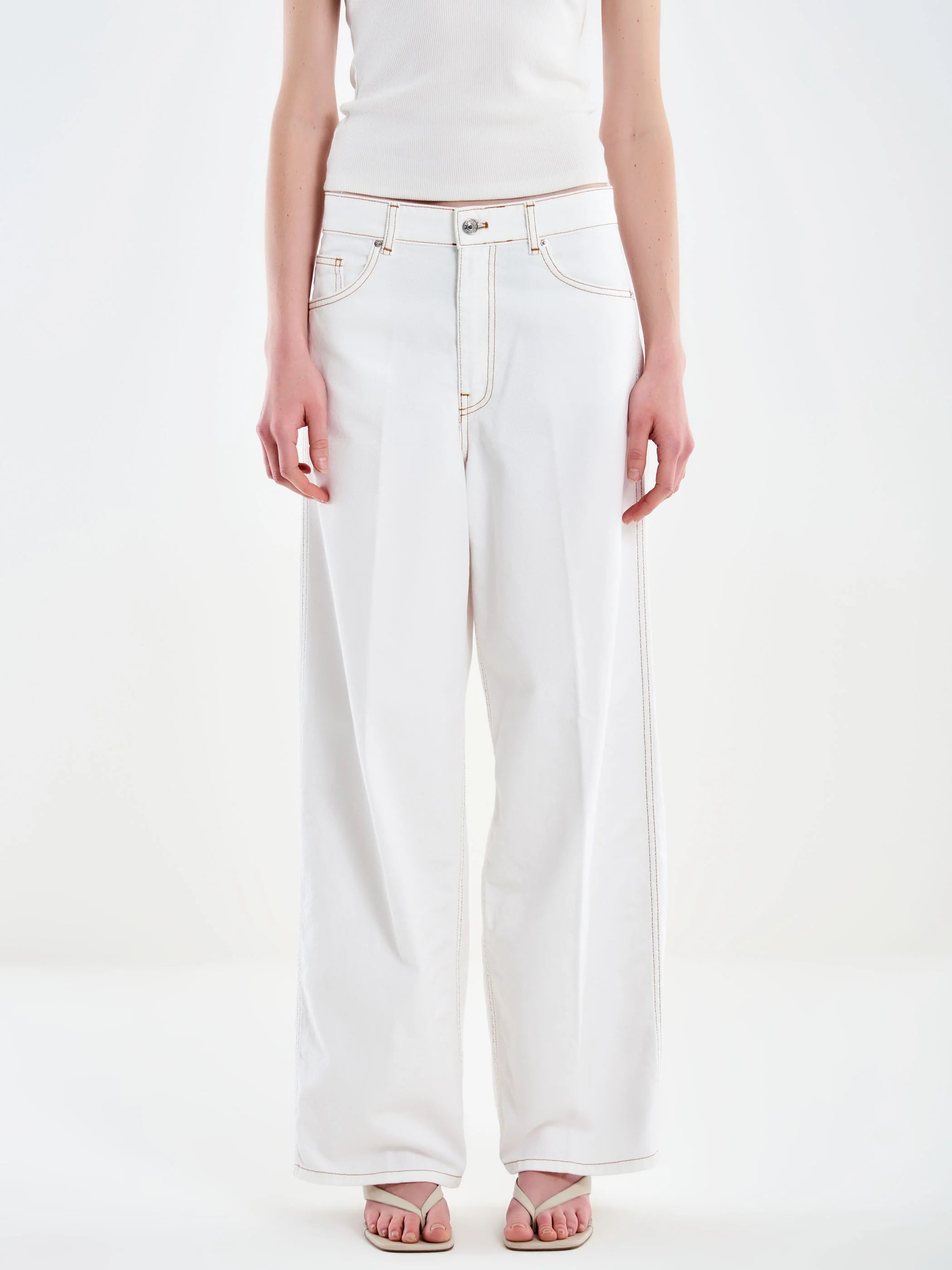 PANTALON DENIM BLANCO COSTURAS MARRONES
