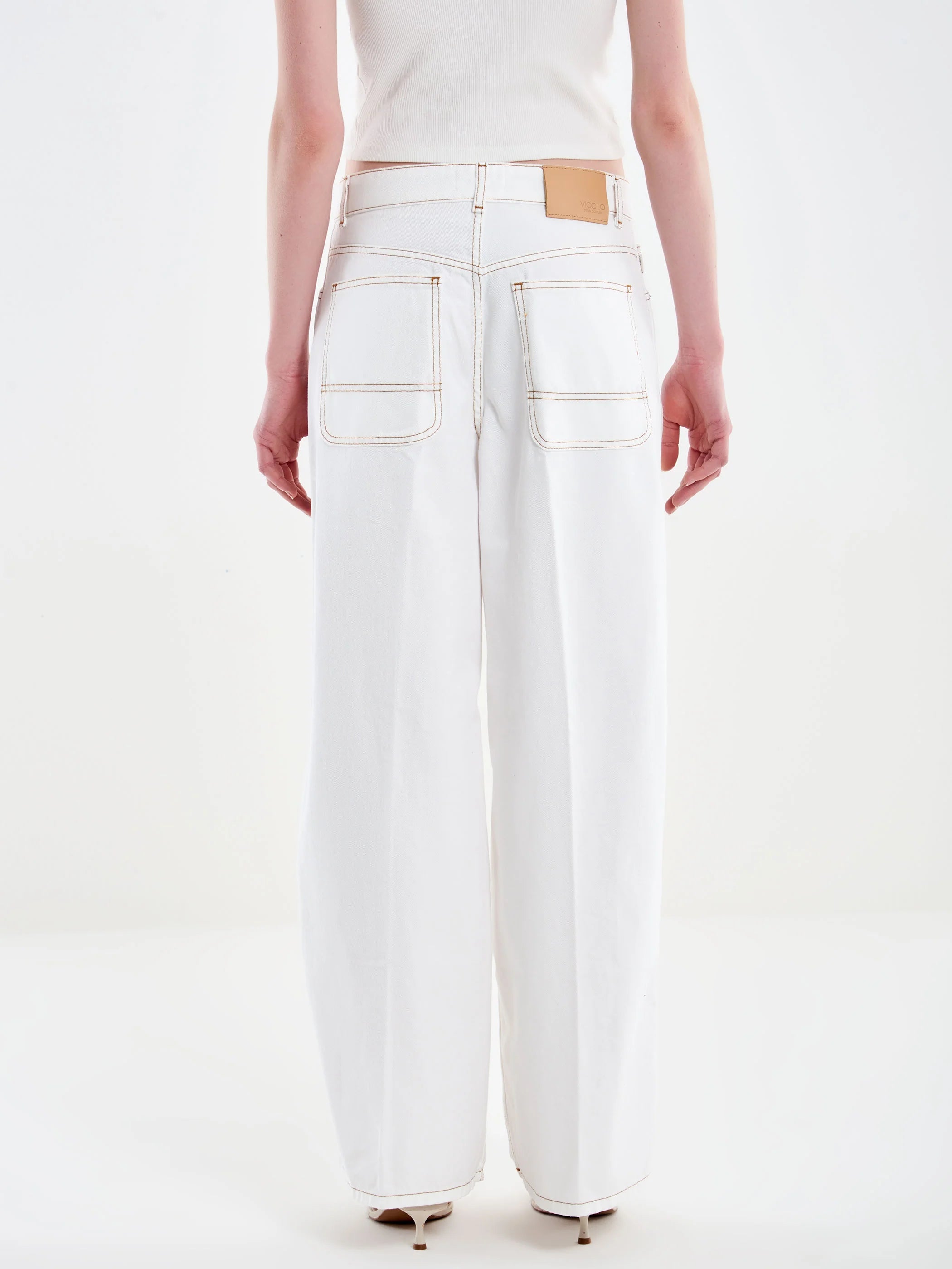 PANTALON DENIM BLANCO COSTURAS MARRONES