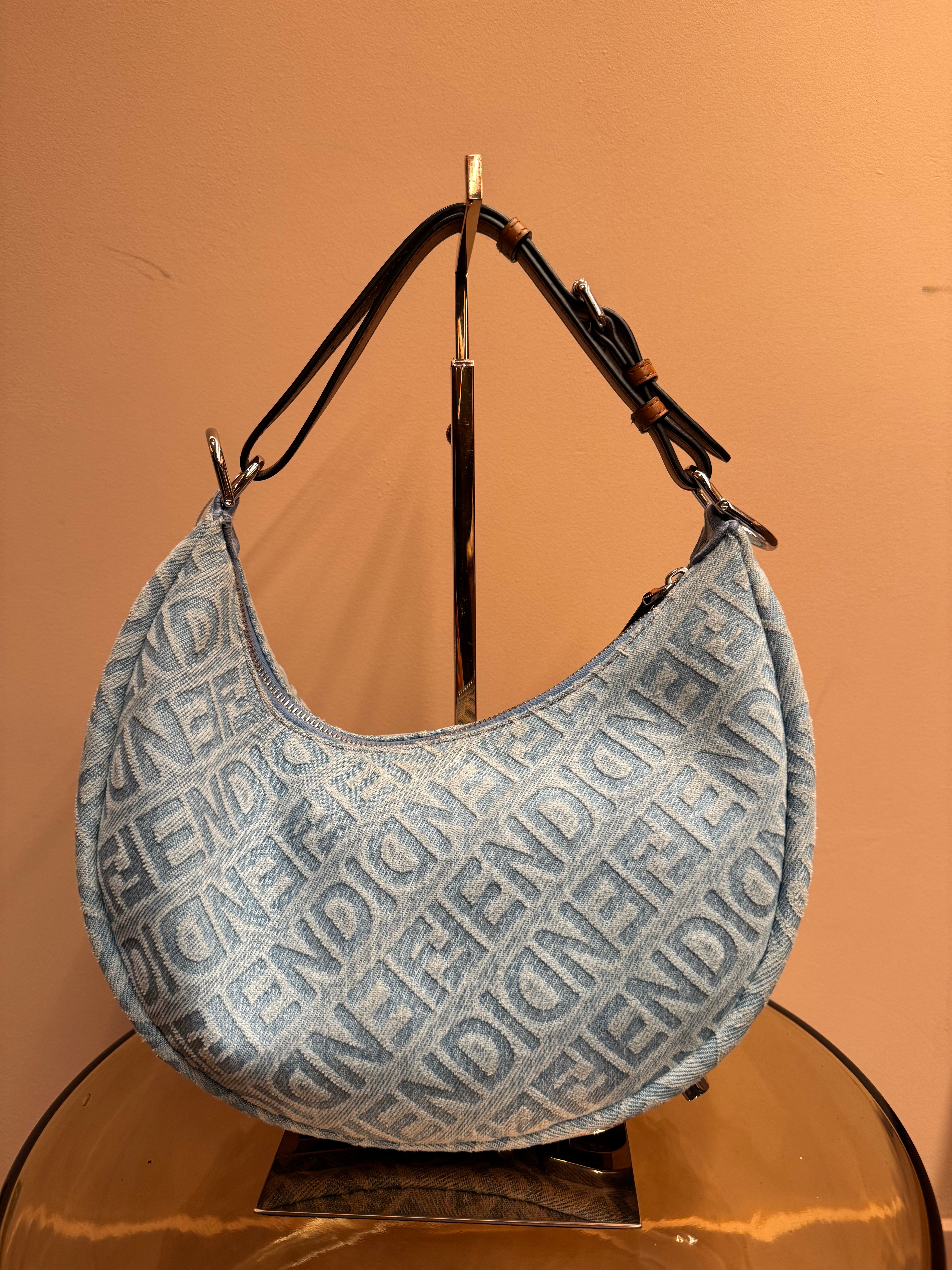 HOBO FENDIGRAPHY DENIM EN AZUL DE FENDI