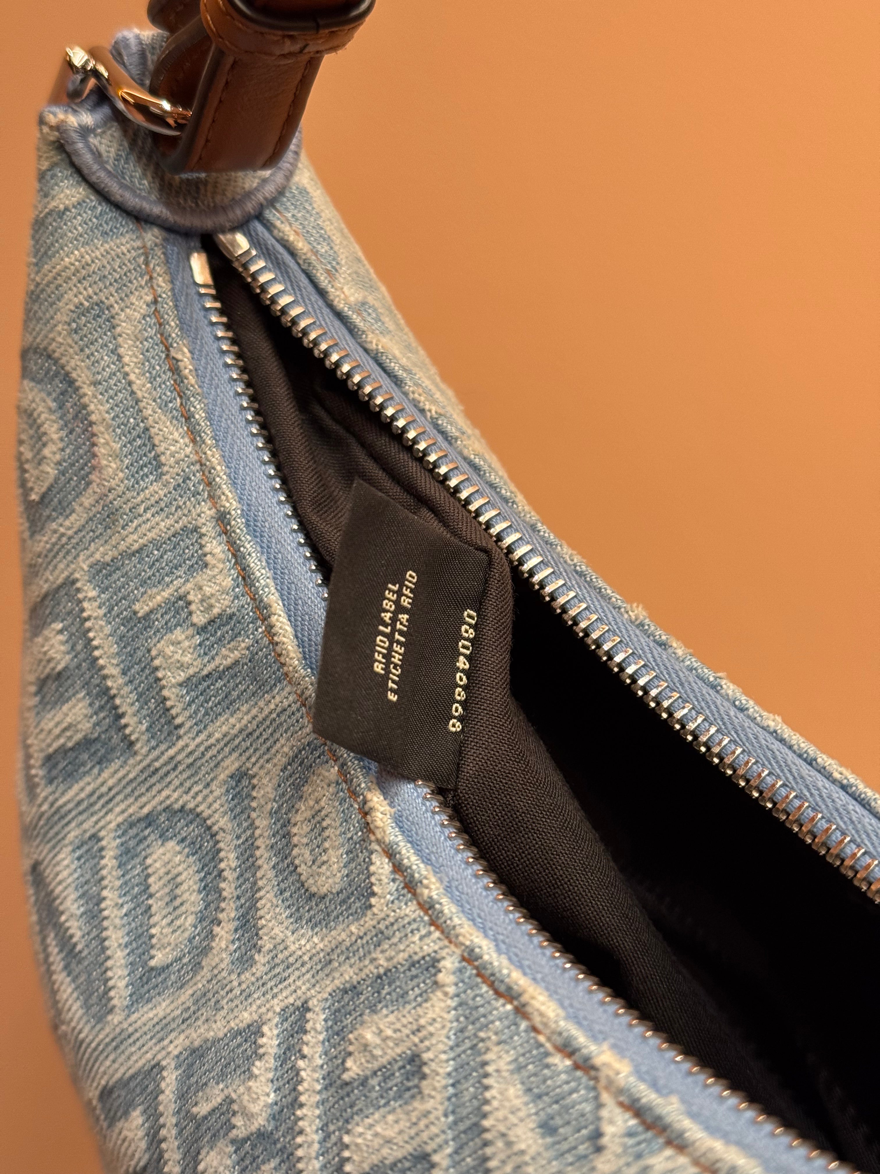 HOBO FENDIGRAPHY DENIM EN AZUL DE FENDI