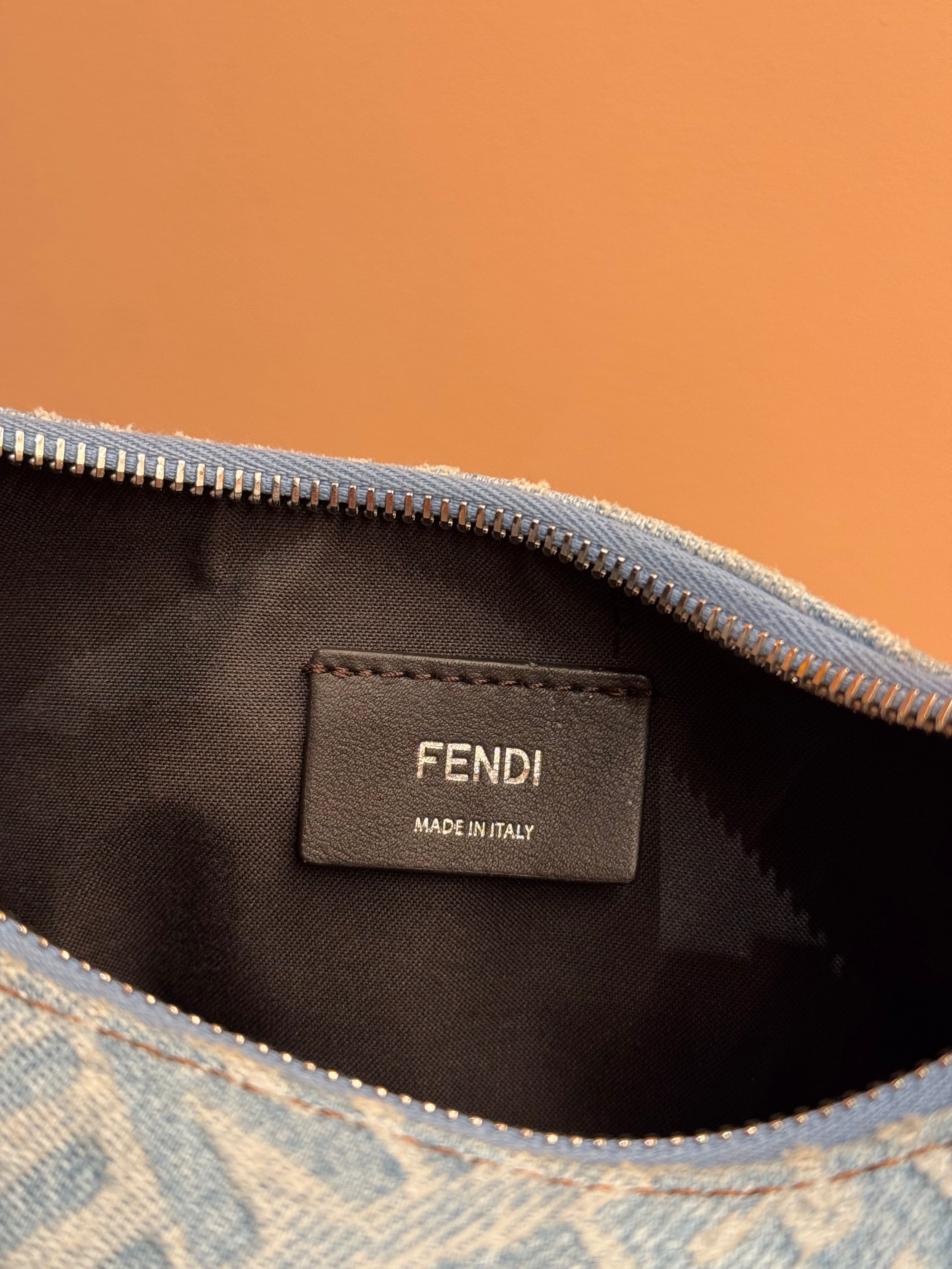 HOBO FENDIGRAPHY DENIM EN AZUL DE FENDI