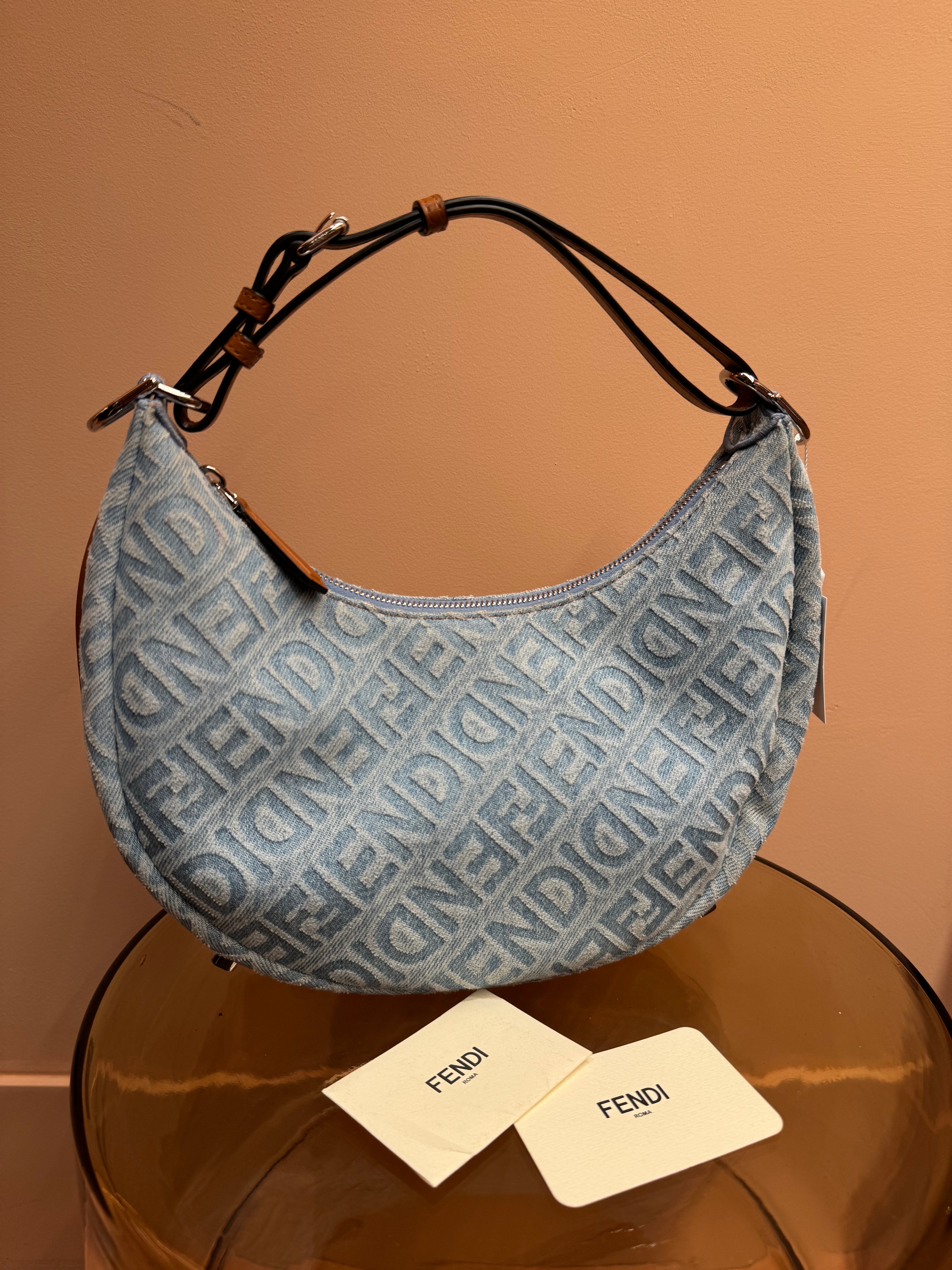 HOBO FENDIGRAPHY DENIM EN AZUL DE FENDI