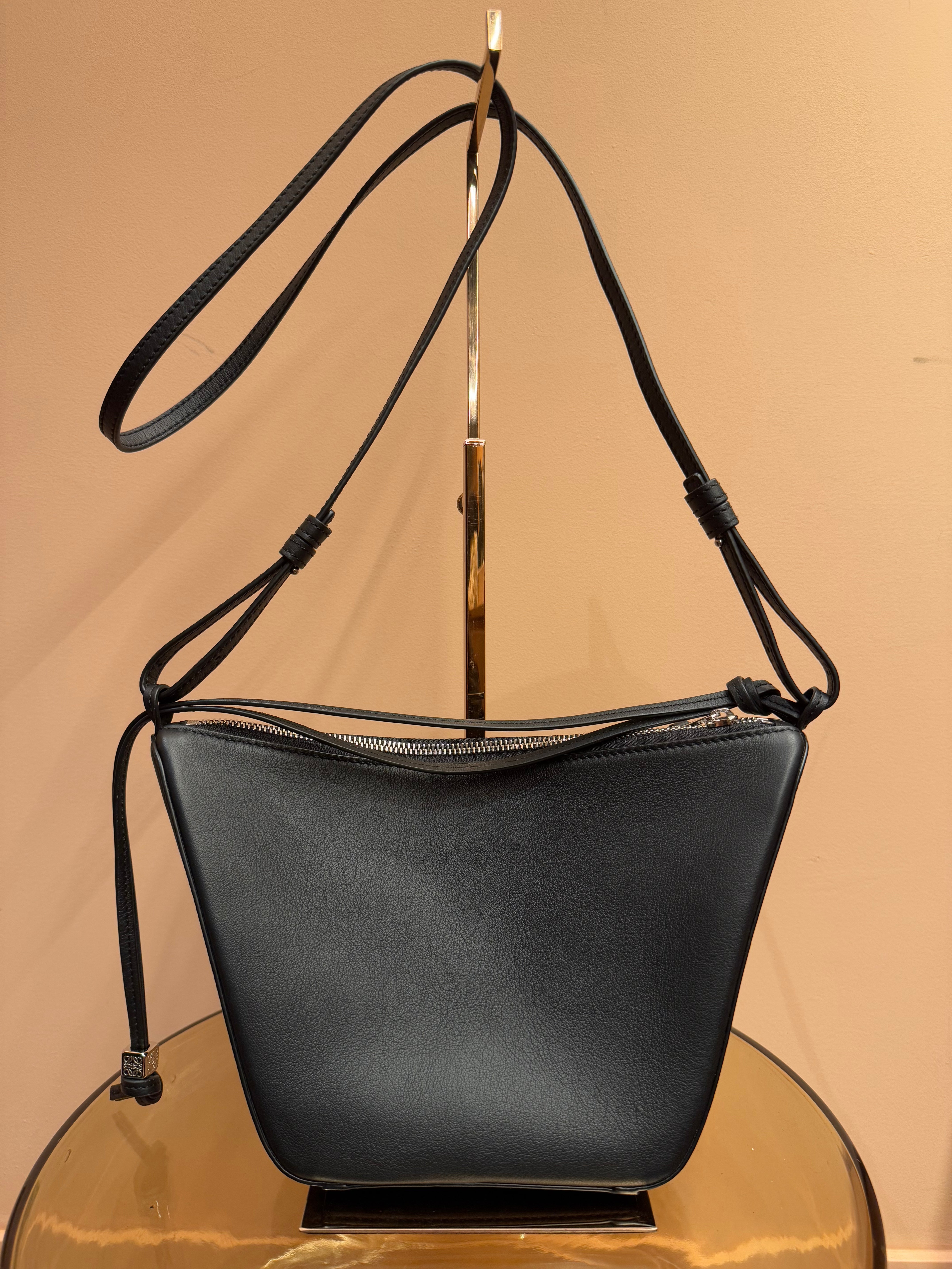 MINI HAMMOCK HOBO EN PIEL DE TERNERA DE LOEWE