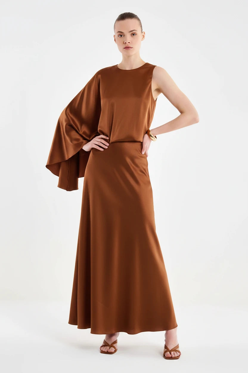 VESTIDO CON CAPA COÑAC