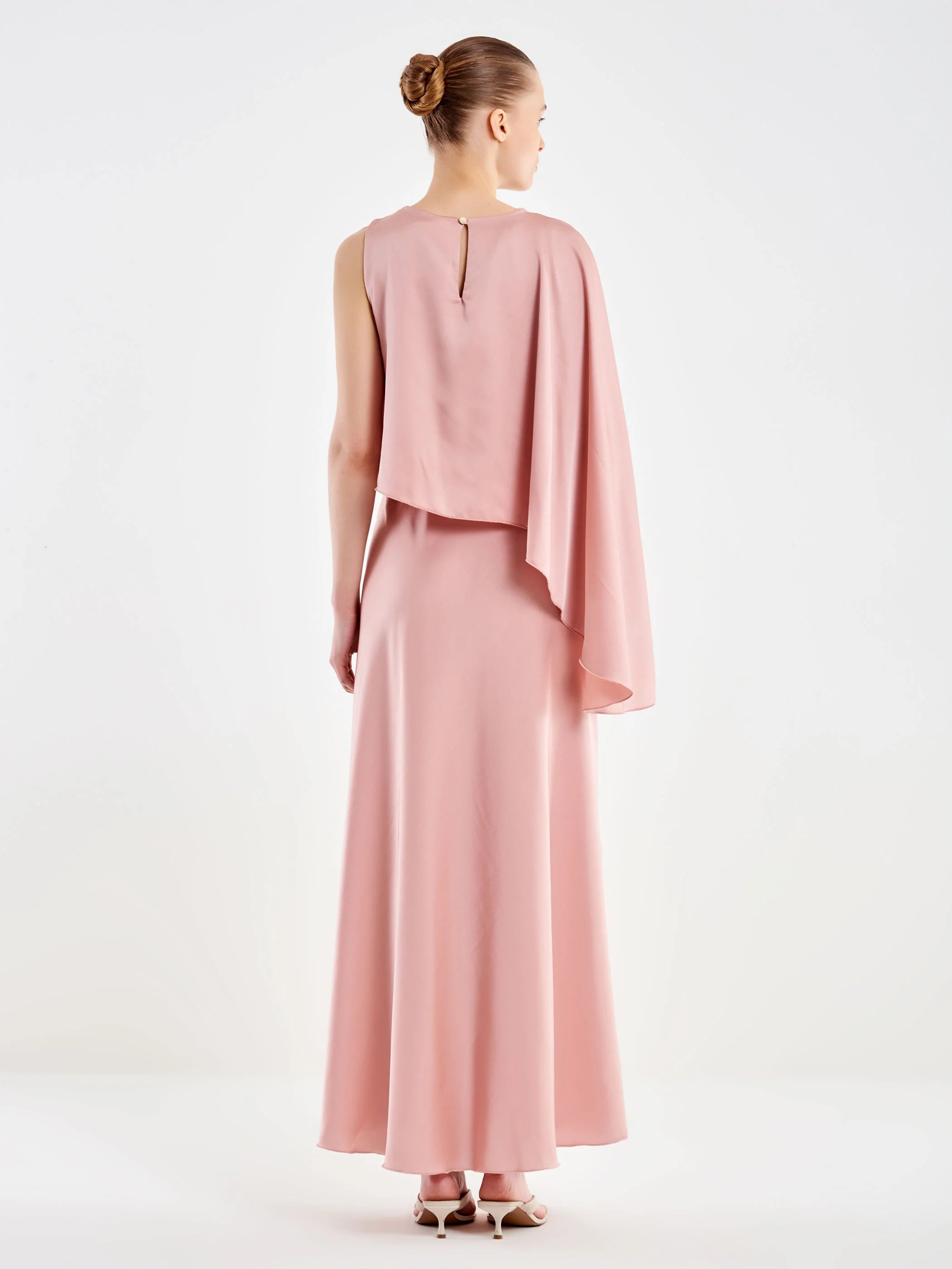 VESTIDO CON CAPA ROSA