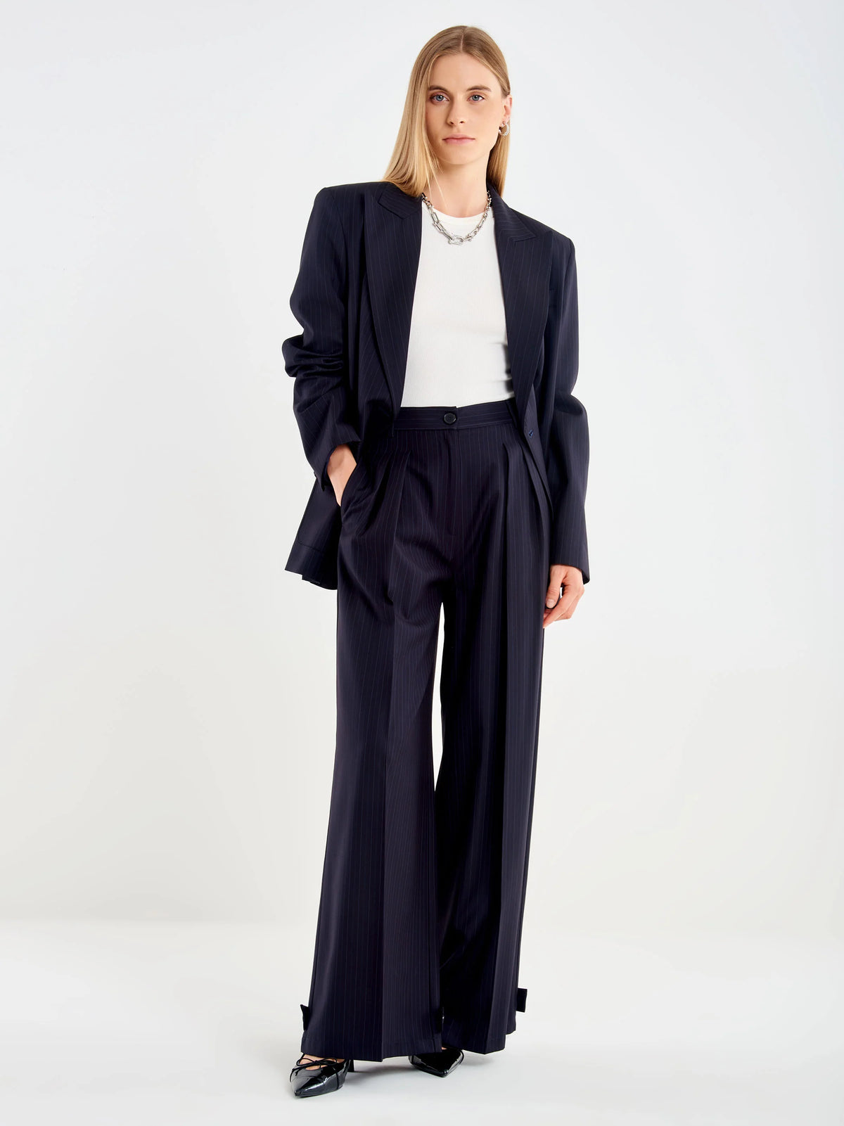 PANTALON RAYA DIPLOMATICA PINZAS CORTE OVERSIZE AZUL