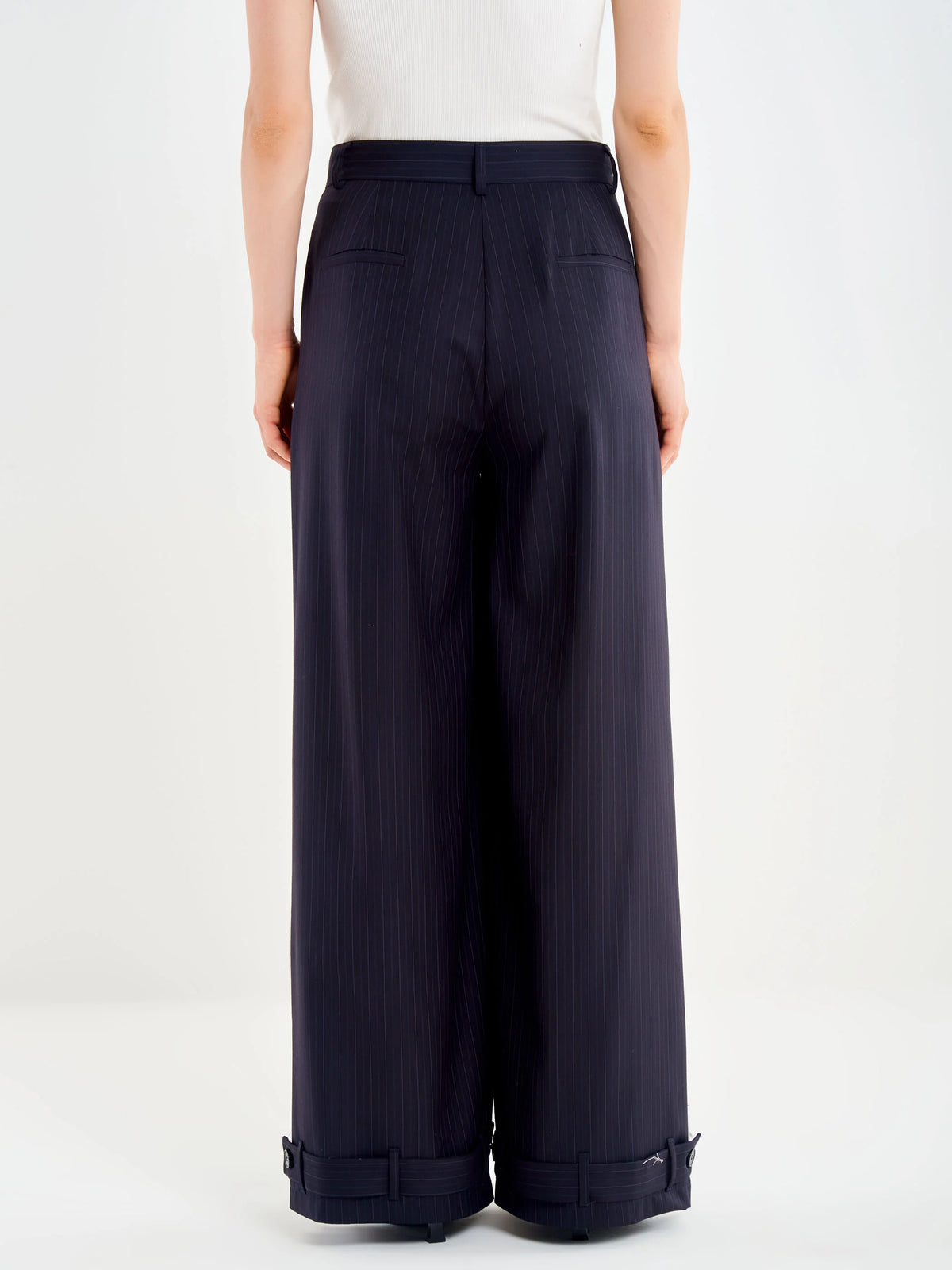 PANTALON RAYA DIPLOMATICA PINZAS CORTE OVERSIZE AZUL