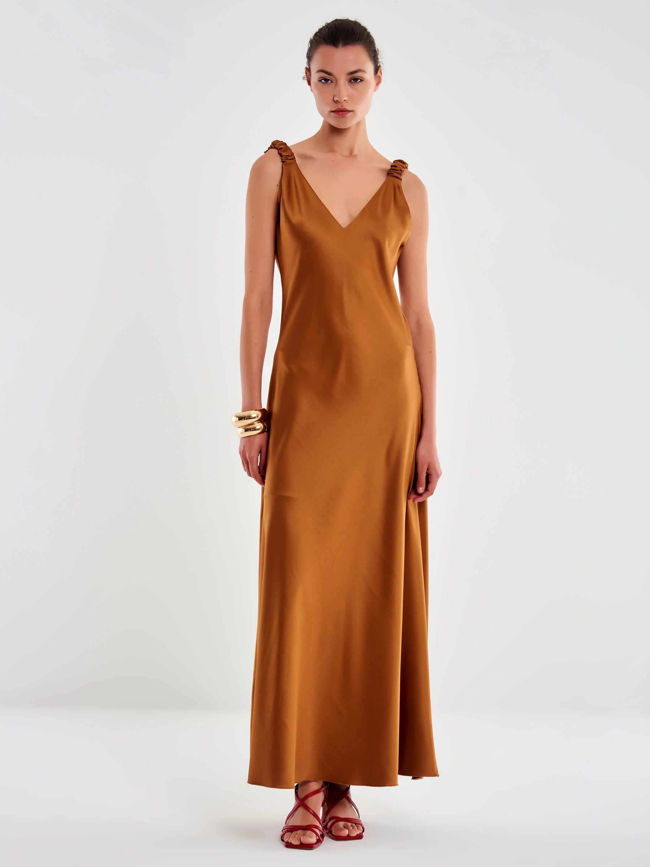 VESTIDO SATINADO MARRON TIRANTES FRUNCIDOS VV