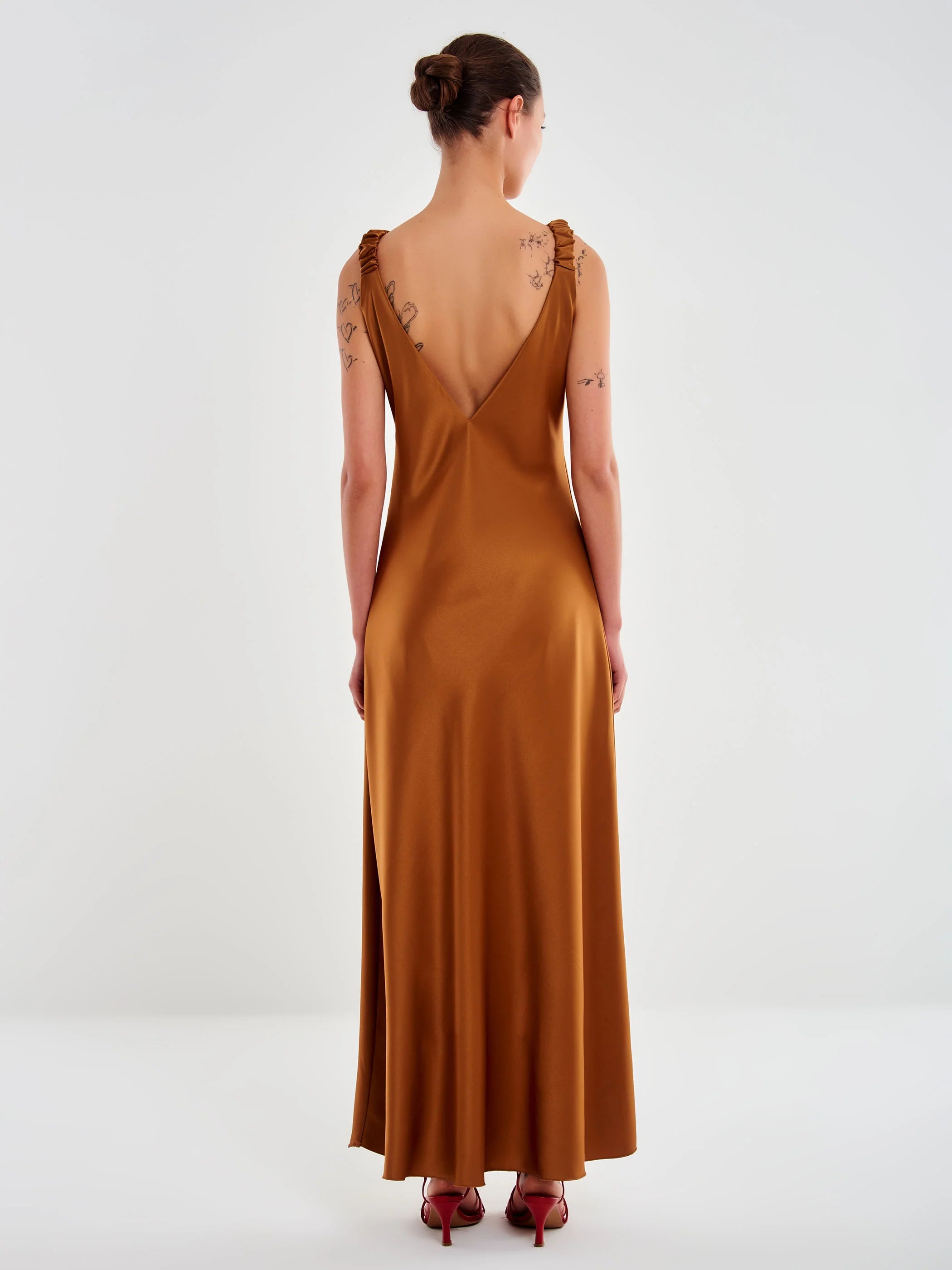VESTIDO SATINADO MARRON TIRANTES FRUNCIDOS VV