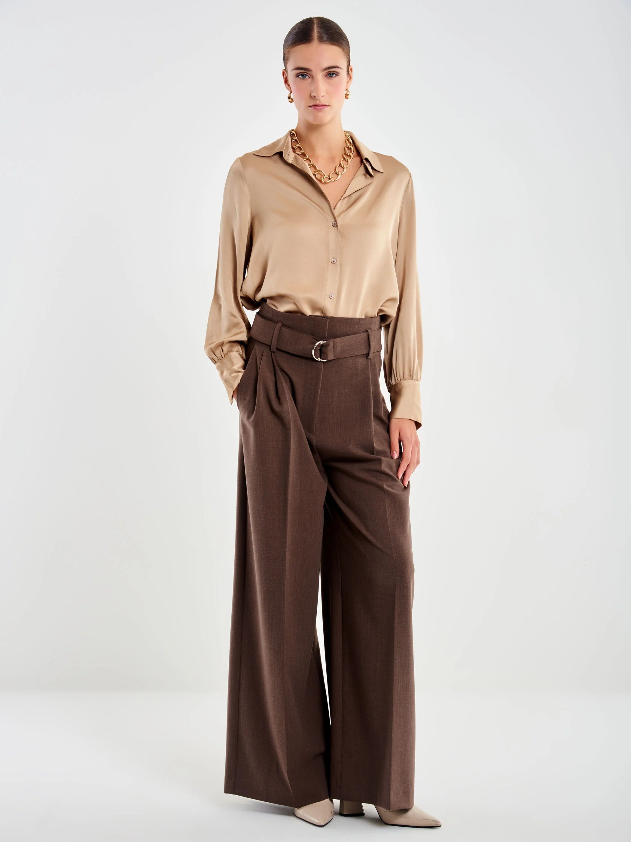 PANTALON MARRON ALTO CON PLIEGUE DETALLE CINTURON VV