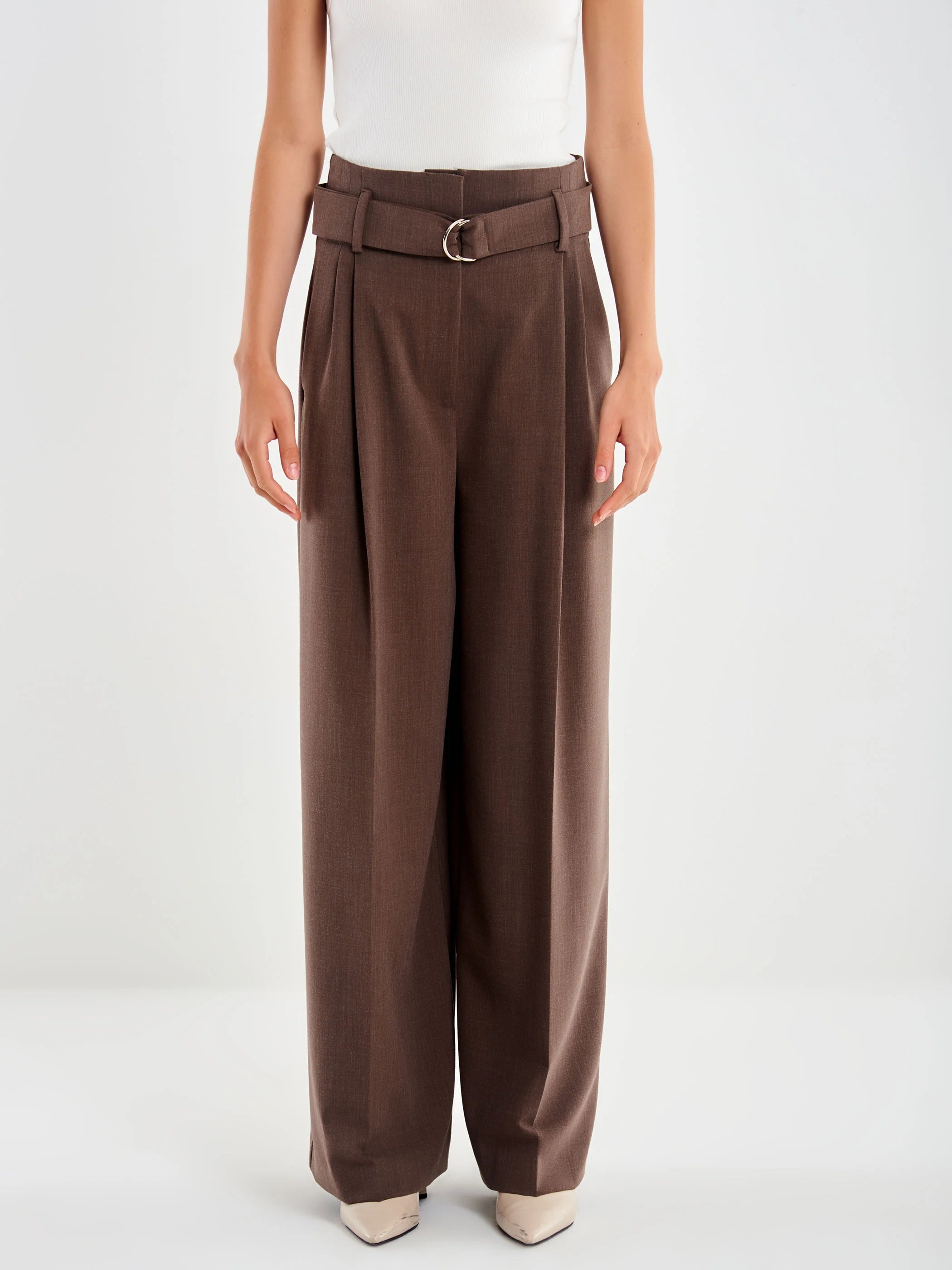 PANTALON MARRON ALTO CON PLIEGUE DETALLE CINTURON VV