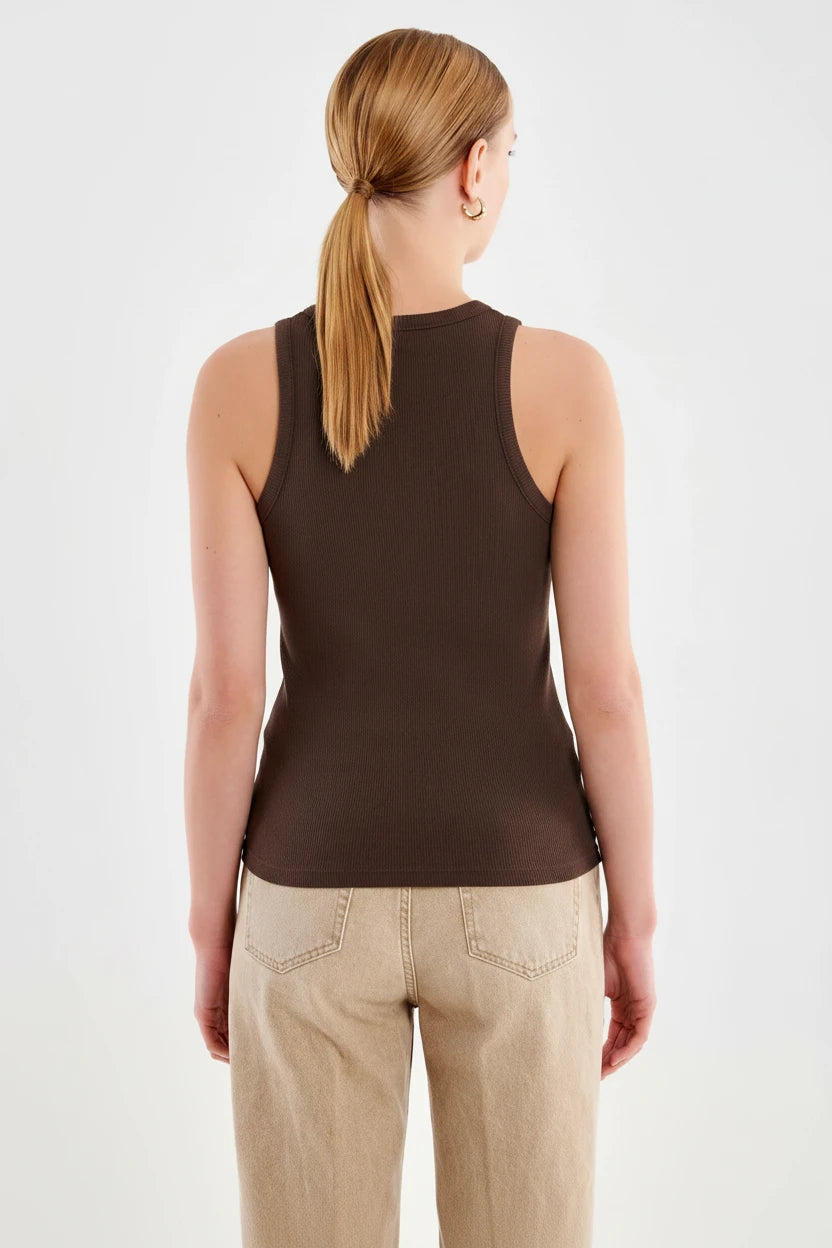 CAMISETA BASICA MARRON